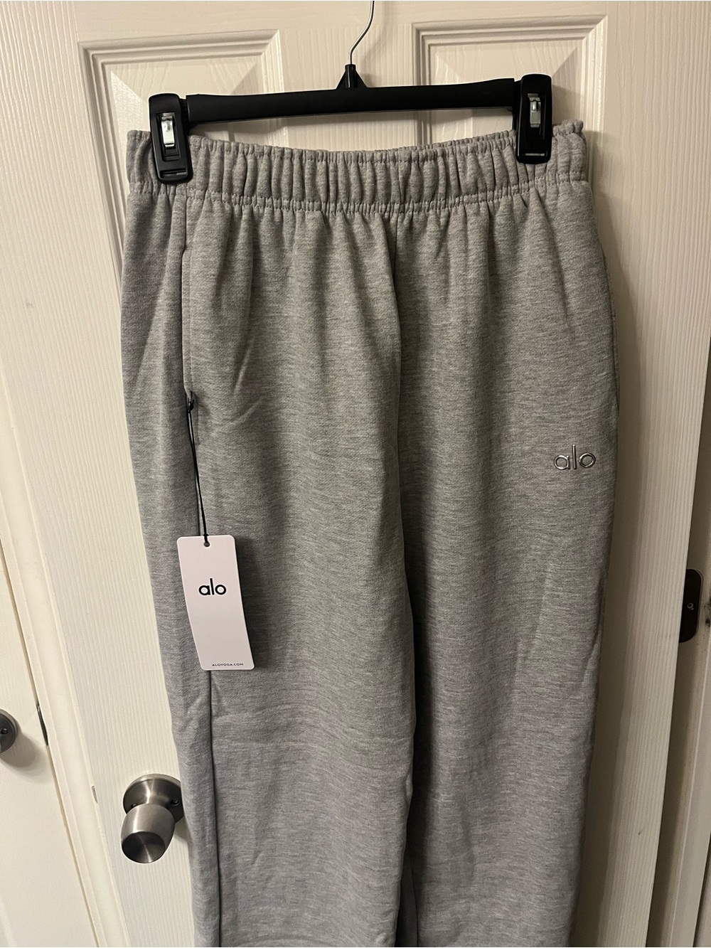 Alo Yoga Accolade Straight Leg Sweatpants – Medium Heather Gray